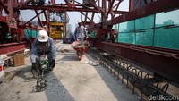 Pekerja melakukan pengecoran tahap akhir Longspan LRT Kuningan di Jalan Gatot Subroto, Jakarta.