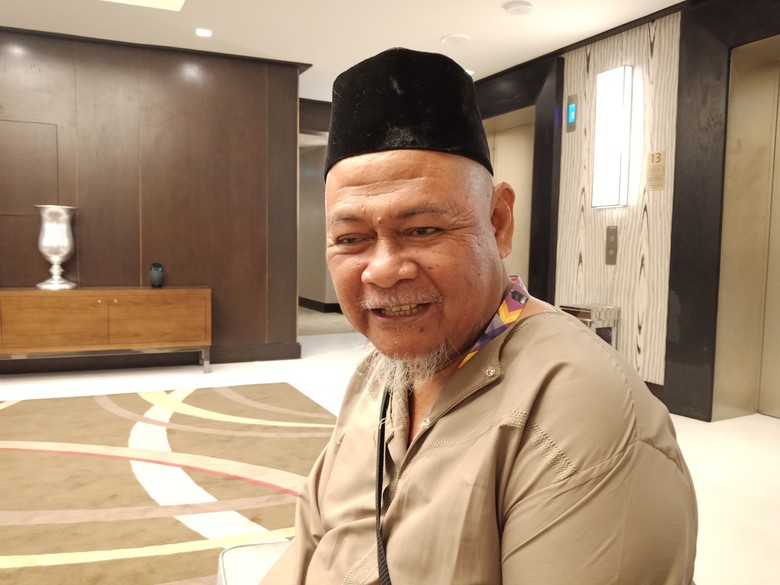 Cerita Udin Marbut DKI Tak Kuasa Tahan Tangis Kala Cium Hajar Aswad Cerita Udin Marbut DKI Tak Kuasa Tahan Tangis Kala Cium Hajar Aswad