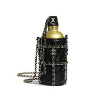 Tas botol minum terbuat dari kulit quilted khas Chanel berwarna hitam. Seperti tas Chanel lainnya, tas ini juga hadir dengan tali rantai sehingga mudah disampirkan di pundak. Meski fungsinya sebagai wadah botol minum, harganya hampir setara dengan sebuah tas Chanel. Untuk mendapatkannya, Anda harus merogoh kocek sebesar US$ 5.550 atau sekitar Rp 78 juta. Fancy! (Foto: Dok. Chanel)
