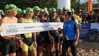 Senior Director & Country General Manager Herbalife Nutrition Indonesia Andam Dewi melepas peserta Herbalife Bali International Triathlon 2019 di Pantai Mertasari Sanur, Bali, Minggu (10/11).
