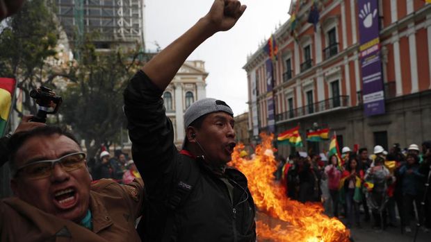 Warga Bolivia merayakan pengunduran diri Presiden Evo Morales
