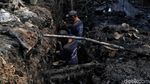 Pasukan Biru Nyemplung ke Got Hitam untuk Bersihkan Lumpur