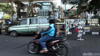 Adapula pedagang yang menggelar lapaknya menggunakan mobil.