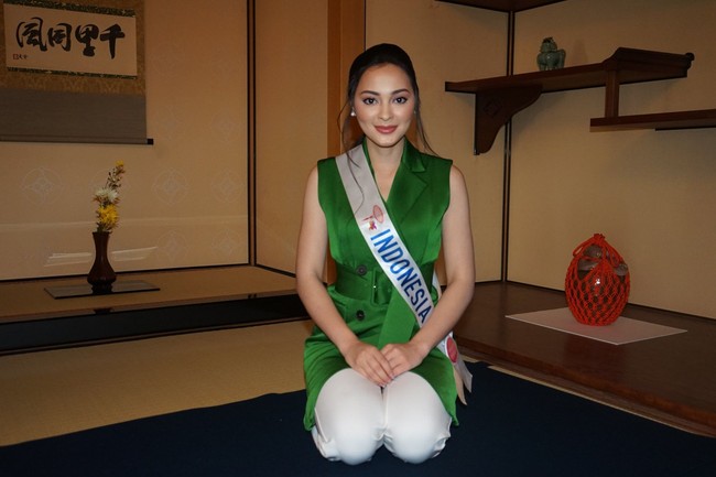 Jolene Marie sempat mencicipi upacara minum teh, salah satu budaya Jepang yang populer, di sela-sela karantinanya di Miss International 2019. Tinggal besok, nasib Jolene ditentukan apakah dia akan membawa pulang gelar juara atau tidak dari Miss International 2019. Grand final Miss International 2019 berlangsung di Tokyo Dome City Hall, Jepang pada 12 November 2019 pukul 14.00 waktu setempat. Foto: Facebook Miss International, Instagram @ officialputeriindonesia