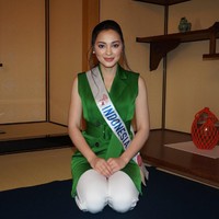 Jolene Marie sempat mencicipi upacara minum teh, salah satu budaya Jepang yang populer, di sela-sela karantinanya di Miss International 2019. Tinggal besok, nasib Jolene ditentukan apakah dia akan membawa pulang gelar juara atau tidak dari Miss International 2019. Grand final Miss International 2019 berlangsung di Tokyo Dome City Hall, Jepang pada 12 November 2019 pukul 14.00 waktu setempat. Foto: Facebook Miss International, Instagram @ officialputeriindonesia