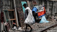 Ada pula warga yang menggantungkan hidup dengan mengumpulkan beragam sampah plastik untuk dijual kepada pengepul untuk didaur ulang.
