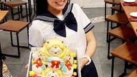 Rayakan ulang tahun, Aida dapat kejutan manis berupa kue berbentuk karakter animasi yang lucu menggemaskan. Foto: Instagram @aimutz
