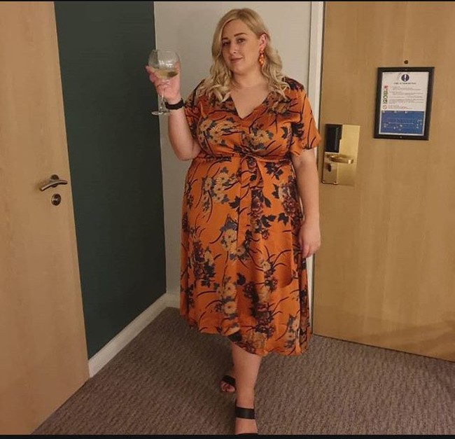 Ini tentang bagaimana perasaan kita dan melihat diri kita sendiri. Itu sebabnya mencintai bentuk tubuhmu penting untuk kesehatanmu. Mengenakan bikini yang serasi, itu membuatku merasa kuat, imbuhnya. (Foto: Instagram/@perks_of_being_laura)