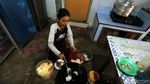Geliat Pembuatan Oleh-oleh di Perbatasan RI