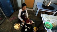 Kerupuk hasil produksinya kini dijual ke beberapa wilayah di Kepri seperti TBK, Pulau Buru, Tanjung Batu, dan sesekali mendapat pesanan dari Singapura (Foto: Rengga Sancaya/detikcom)