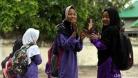 9. Lewat pendidikan mereka tak hanya dapat memberikan kehidupan yang lebih baik bagi keluarga tetapi juga dapat membangun wilayahnya menjadi lebih baik di masa yang akan datang.