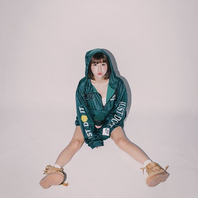 Kehadiran wanita berambut pendek di stadion ini kerap ditunggu oleh para penggemarnya. Qun Qun pun disebut dapat menjaga antusiasme dan energi penggemar di stadion. Foto: Instagram @qun_04