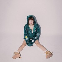 Kehadiran wanita berambut pendek di stadion ini kerap ditunggu oleh para penggemarnya. Qun Qun pun disebut dapat menjaga antusiasme dan energi penggemar di stadion. Foto: Instagram @qun_04