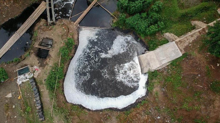 Foto udara limbah industri di Sungai Cihaur yang bermuara ke Sungai Citarum di Padalarang, Kabupaten Bandung Barat, Jawa Barat, Senin (11/11/2019). Kementerian Koordinator Bidang Kemaritiman mencatat, saat ini dari 1.629 industri yang beroperasi di sepanjang Sungai Citarum, 185 diantaranya tidak memiliki fasilitas IPAL dan 1.286 perusahaan tidak terdata memiliki fasilitas tersebut. ANTARA FOTO/Raisan Al Farisi/aww.