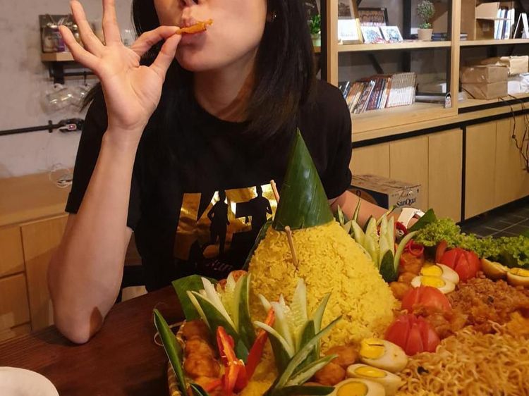 Cantiknya Aida, Istri Delon Thamrin yang Hobi Makan Nasi Kuning