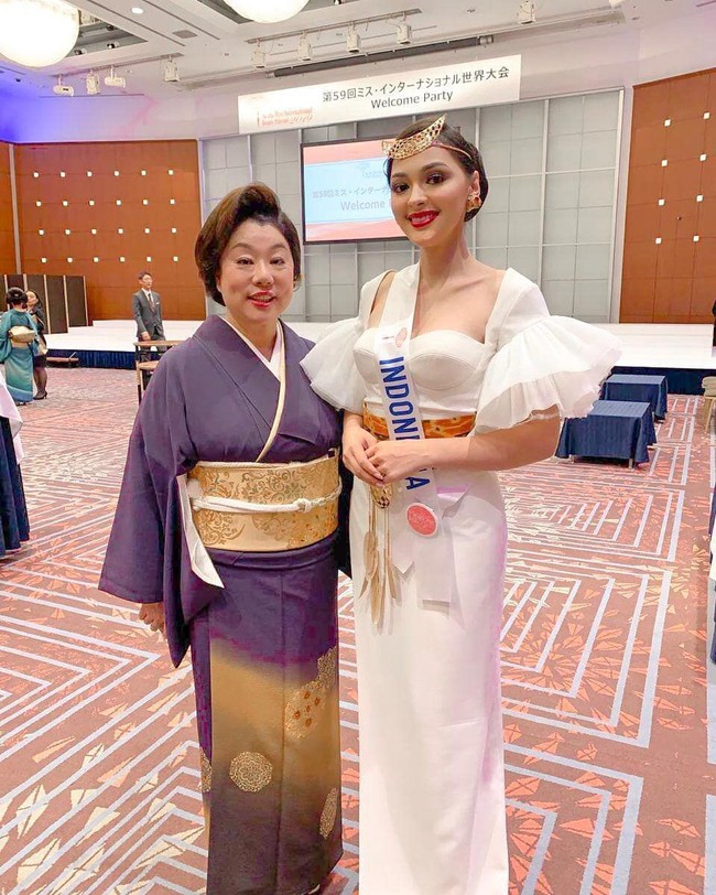 Jolene Marie sempat memamerkan kebolehannya bernyanyi dan memainkan alat musik asal NTT, sasando. Jolene menampilkan kemampuannya itu di acara pesta penyambutan para finalis Miss International 2019. Foto: Facebook Miss International, Instagram @ officialputeriindonesia