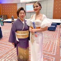 Jolene Marie sempat memamerkan kebolehannya bernyanyi dan memainkan alat musik asal NTT, sasando. Jolene menampilkan kemampuannya itu di acara pesta penyambutan para finalis Miss International 2019. Foto: Facebook Miss International, Instagram @ officialputeriindonesia