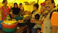 Ketika terjadi bencana, Ribka Tjiptaning dan beberapa timnya langsung terjun ke lapangan untuk membantu. Salah satunya dengan menyediakan kebutuhan makanan, seperti ini. Foto: Instagram @Ribkatjiptaning