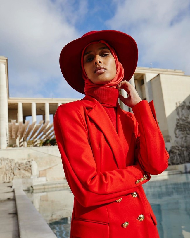 Saat berbicara kepada V Magazine, Rawdah mengatakan keberadaannya di industri fashon bukanlah sesuatu yang mudah. Saya sangat ingin (fashion) menjadi tempat di mana saya bisa saja menjadi diriku sendiri dan semua orang akan menerima saya, katanya. Saya sangat sedih dan menyadari bahwa, ini adalah tempat lain di mana saya masih harus berjuang untuk menjadi diriku dan untuk dapat bebas dalam berpakaian yang aku suka, tambahnya. Foto: instagram @rawdis