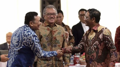 Senyum Semringah Menko Mahfud Md Bersama Alumni UII