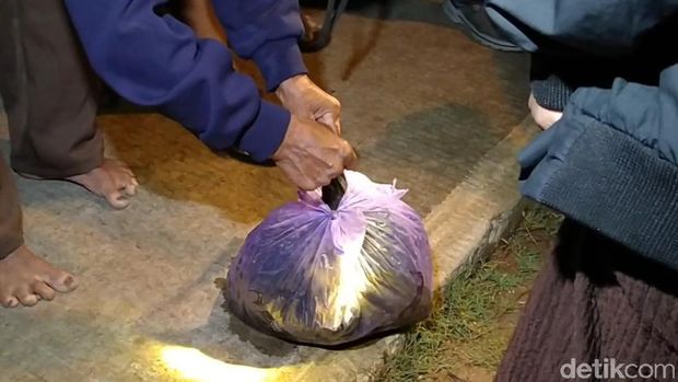 Barang bukti baju berlumur darah yang sempat dibuang ke sungai. 