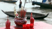 Ada beragam tantangan yang harus dihadapi para nelayan saat melaut di laut lepas. Beberapa diantaranya saat cuaca ekstrem dan angin kencang berhembus di kawasan tersebut. Jika kondisi sedang tak memungkinkan para nelayan pun memilih untuk tak melaut untuk sementara waktu.