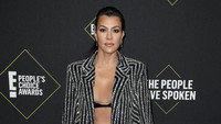 Kourtney Kardashian memilih bergaya boyish namun seksi dengan setelan hitam bermotif. Frazer Harrison/Getty Images