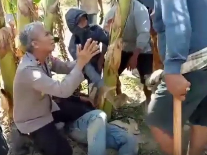 Tangkapan layar video Kapolsek Cempa Pinrang Sulsel bersimpuh/ISTIMEWA