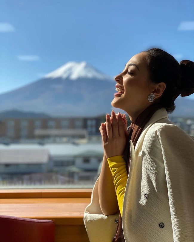 Cantiknya Jolene Marie saat berfoto dengan latar belakang Gunung Fuji. Jolene telah melakukan berbagai persiapan baik mental maupun fisik untuk berkompetisi dengan puluhan wanita lain dari berbagai belahan dunia di Miss International 2019. Foto: Facebook Miss International, Instagram @ officialputeriindonesia