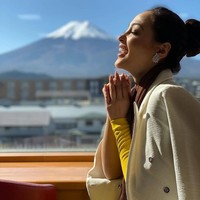 Cantiknya Jolene Marie saat berfoto dengan latar belakang Gunung Fuji. Jolene telah melakukan berbagai persiapan baik mental maupun fisik untuk berkompetisi dengan puluhan wanita lain dari berbagai belahan dunia di Miss International 2019. Foto: Facebook Miss International, Instagram @ officialputeriindonesia