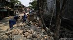 Pasukan Biru Nyemplung ke Got Hitam untuk Bersihkan Lumpur