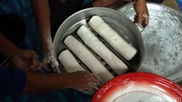 Selain membuat kerupuk, Suryati juga berjualan udang dan warung jajanan.