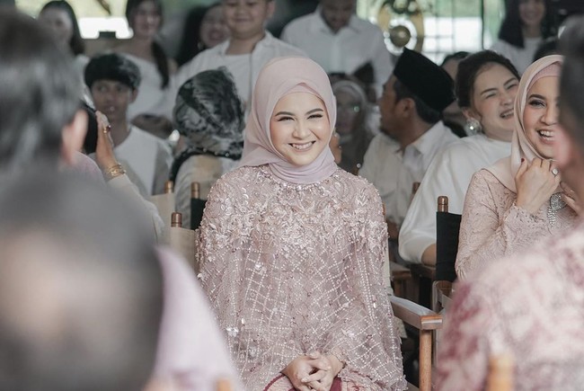 Keponakan Mona Ratuliu ini aktif bermain sinetron sejak 2007. Sinetron Suci menjadi layar kaca yang mempopulerkannya. Setelahnya Kesha kerap membintangi beberapa iklan dan film. Foto: instagram @dsrdbride