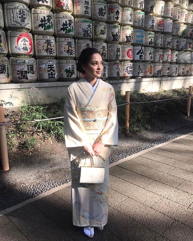 Jolene tampil mengenakan kimono saat berjalan-jalan menikmati Jepang. Dia sempat berjalan-jalan sebelum memulai karantina Miss International 2019. Foto: Facebook Miss International, Instagram @ officialputeriindonesia