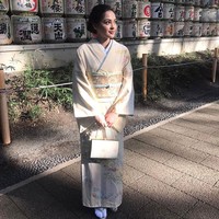 Jolene tampil mengenakan kimono saat berjalan-jalan menikmati Jepang. Dia sempat berjalan-jalan sebelum memulai karantina Miss International 2019. Foto: Facebook Miss International, Instagram @ officialputeriindonesia