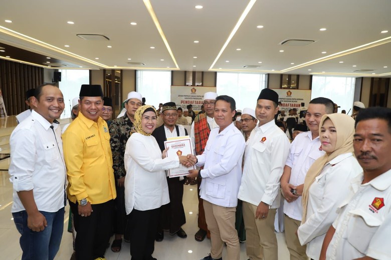 Daftar Bakal Calon Bupati Serang, Ratu Tatu Didukung Puluhan Ulama Daftar Bakal Calon Bupati Serang, Ratu Tatu Didukung Puluhan Ulama