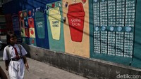 Edukasi kebersihan juga turut dijadikan mural.