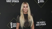 Sementara Khloe Kardashian mengenakan dress menerawang berbelahan tinggi yang menampilkan kaki jenjangnya itu. Frazer Harrison/Getty Images