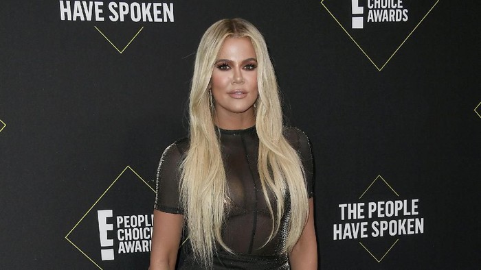 SANTA MONICA, CALIFORNIA - NOVEMBER 10: KhloÃ© Kardashian attends the 2019 E! Peoples Choice Awards at Barker Hangar on November 10, 2019 in Santa Monica, California. (Photo by Frazer Harrison/Getty Images)