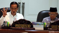 Pertama, Jokowi ingin yang adanya perbaikan berkaitan dengan ekosistem regulasi yang mendukung cipta lapangan kerja. 