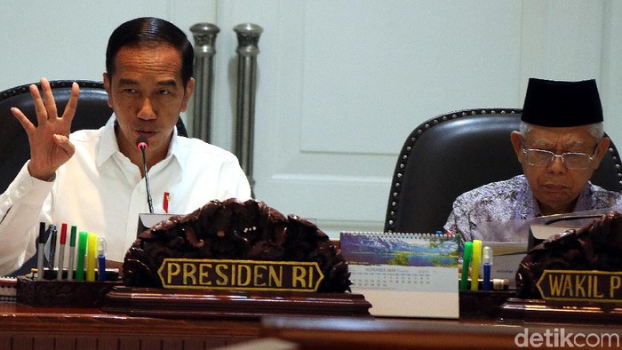 Presiden Jokowi memimpin ratas program cipta lapangan kerja di kantor Presiden, Jakarta Pusat, Senin (11/11/2019). Jokowi menyampaikan 4 arahannya.