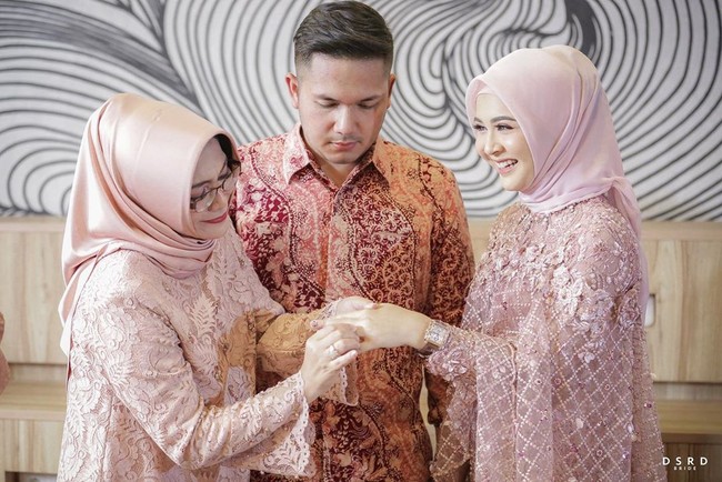 FoMeski baru berusia 21 tahun, Kesha dan Adhi mantap melanjutkan hubungan yang lebih serius setelah satu tahun menjalin hubungan cinta. to: instagram @dsrdbride