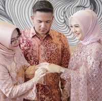 FoMeski baru berusia 21 tahun, Kesha dan Adhi mantap melanjutkan hubungan yang lebih serius setelah satu tahun menjalin hubungan cinta. to: instagram @dsrdbride