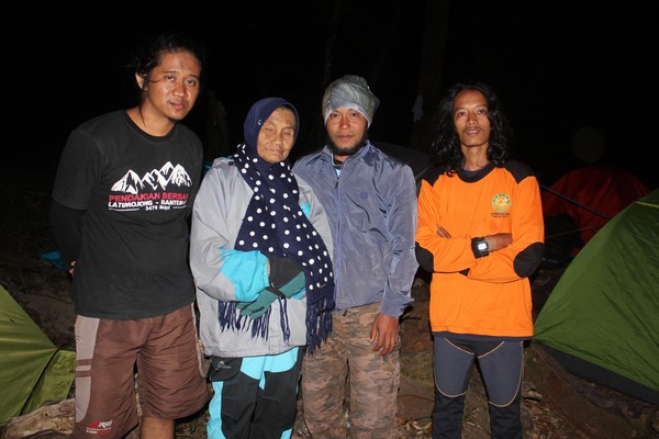 Sejak kecil saya suka jalan-jalan di alam. Cuma pas nikah anaknya banyak, saya istirahat. Dan baru saya mulai lagi saat anak sudah besar-besar di tahun 2010, kata Nenek Yuni (Istimewa) Sejak kecil saya suka jalan-jalan di alam. Cuma pas nikah anaknya banyak, saya istirahat. Dan baru saya mulai lagi saat anak sudah besar-besar di tahun 2010, kata Nenek Yuni (Istimewa)