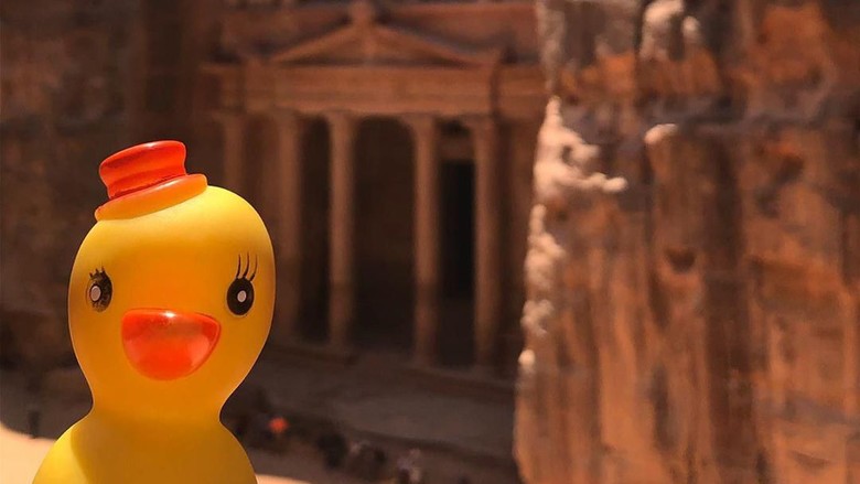 Foto: Salah satu postingan bebek karetnya di salah satu tempat bersejarah (atuk.apil/instagram) Foto: Salah satu postingan bebek karetnya di salah satu tempat bersejarah (atuk.apil/instagram)