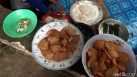 Dengan menjual kerupuk atau oleh-oleh ini, Suryati mengaku kini bisa menyekolahkan kedua putrinya hingga bangku kuliah. Anak pertamanya kini sudah menjadi sarjana hukum dan satunya masih kuliah (Foto: Rengga Sancaya/detikcom)