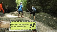 Agar lebih mudah, pihak pengelola pun telah membuat rambu hingga pegangan tali untuk wisatawan yang datang (Randy/detikcom)