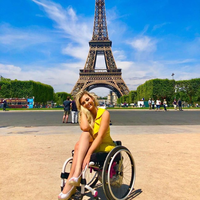 Madeline mengalami kelumpuhan saat usianya 10 tahun. Saat itu, dia dan ibunya mengalami kecelakaan mobil parah yang membuatnya tak bisa lagi berjalan.  Foto: dok. Instagram @liveboundlessgirl