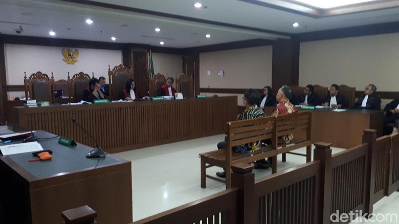 Dua Penyuap Eks Bupati Lampung Tengah Divonis 1 Tahun Bui Dua Penyuap Eks Bupati Lampung Tengah Divonis 1 Tahun Bui