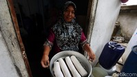 Dari usahanya tersebut Suryati tak hanya mampu memenuhi kebutuhan hidup sehari-hari tetapi bahkan mampu menyekolahkan kedua putrinya hingga ke jenjang universitas.